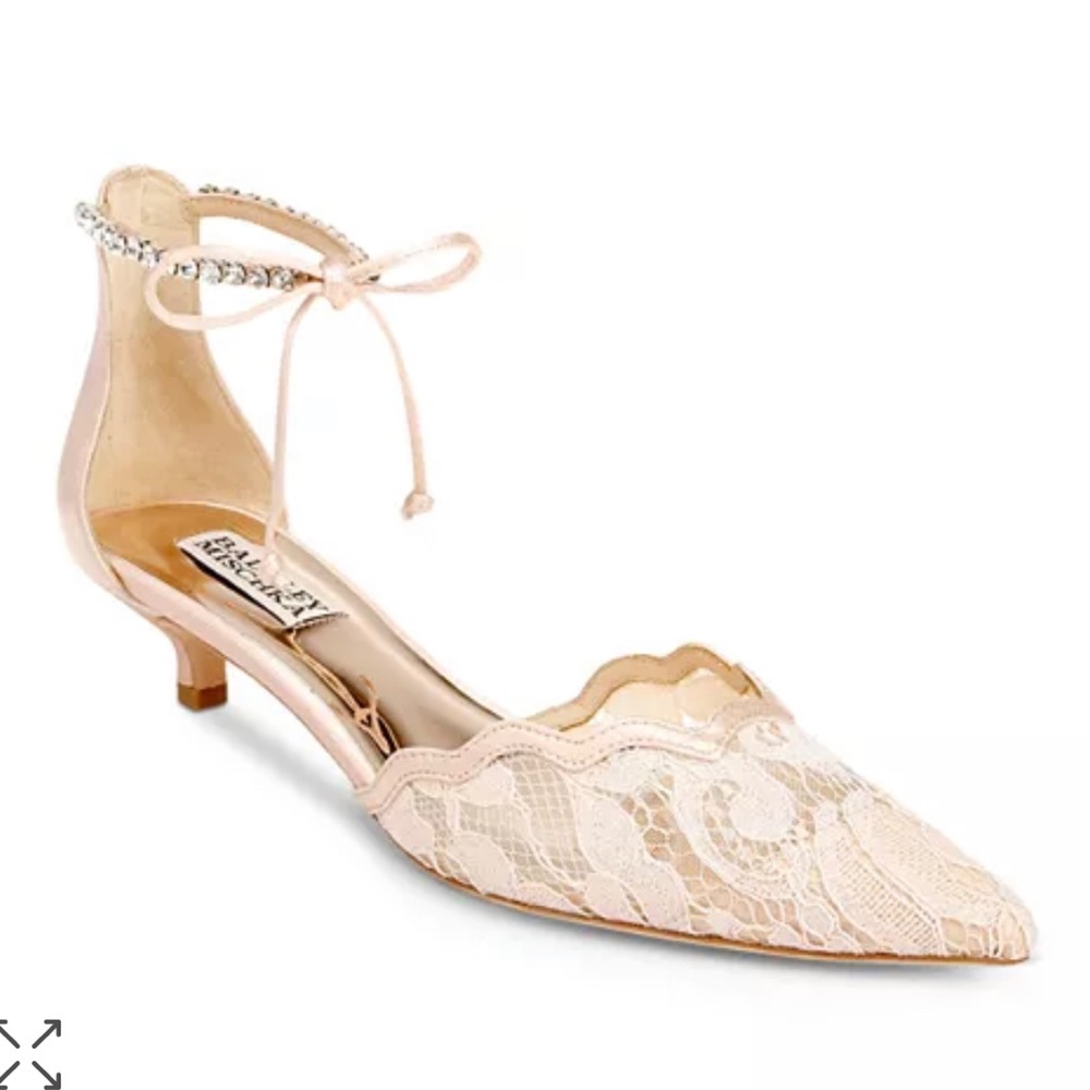 Betsy Lace Kitten Heel Pumps Badgley Mischka  Ivory size 9.